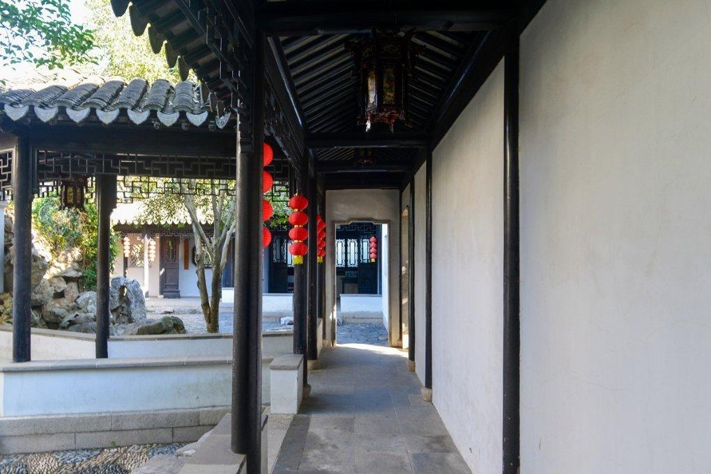 美媒公布画面：加沙57岁老人牵孙子撤离 虽举白旗仍被射杀